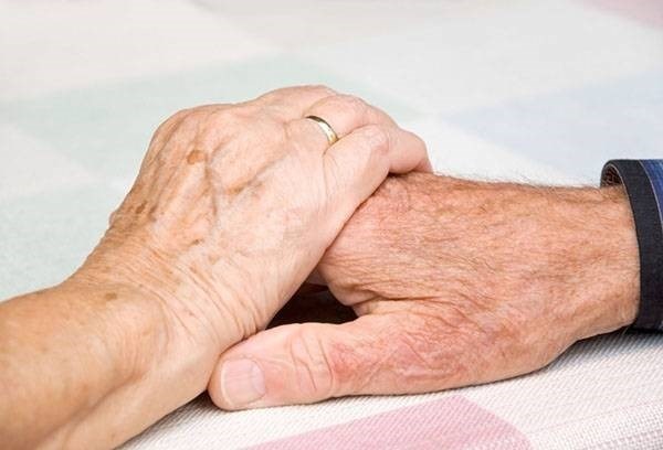 Пожилым парам, которые держатся за руки, власти северной столицы устанавливают разные размеры и порядок получения этих социальных выплат. С 1 января 2020 года в Санкт-Петербурге установлена единая выплата для супругов, состоящих в браке 50, 60 и 70 лет, в следующих размерах