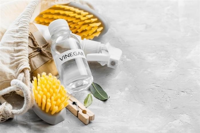 Уксус, кисточки, спреи и лавровые листья